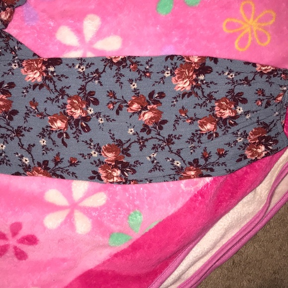 This a very beautiful top with long selves - Picture 3 of 5